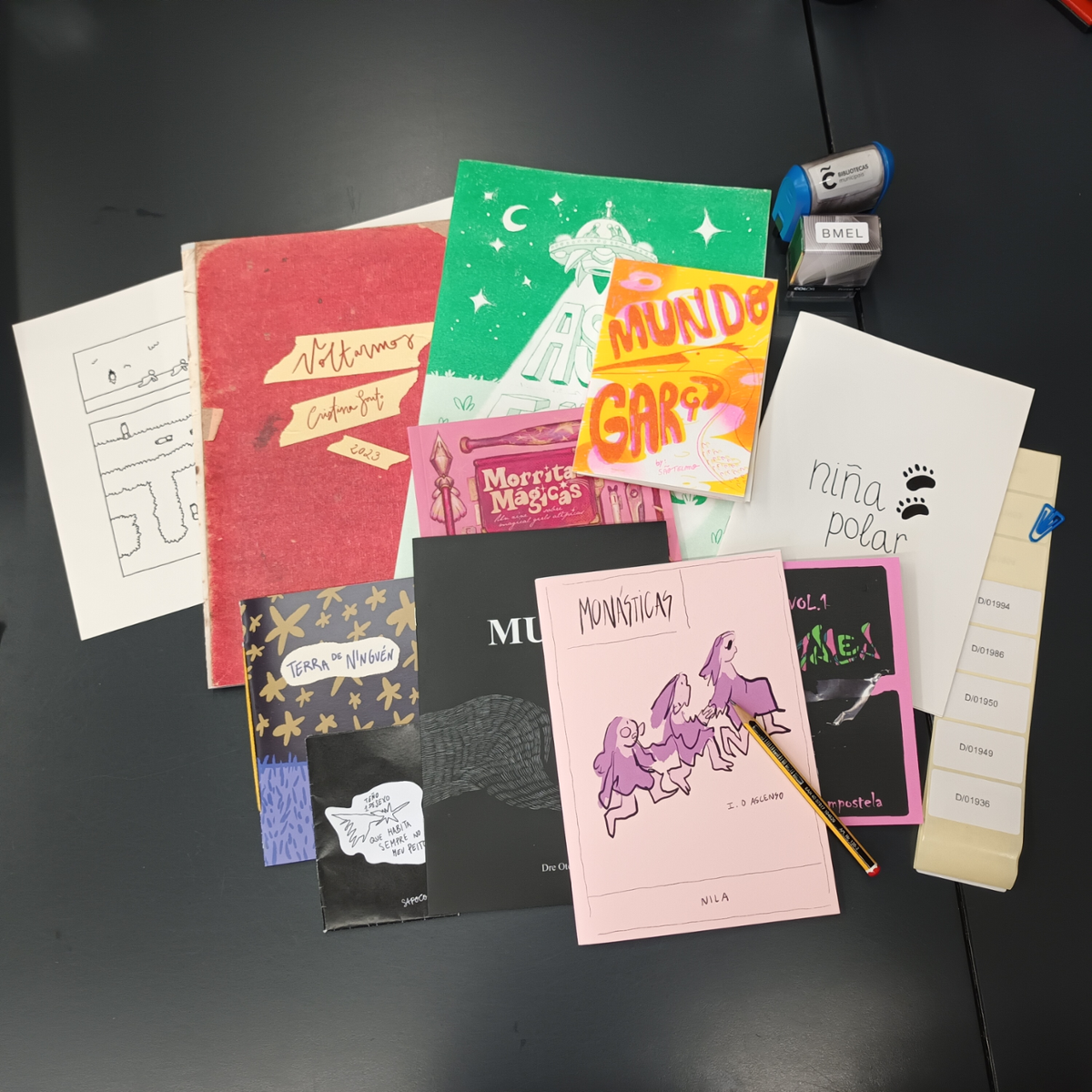Fotografía de varios fanzines da colección da Biblioteca de Estudos Locais