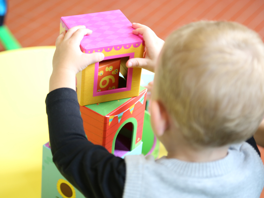 Niño jugando con cubos