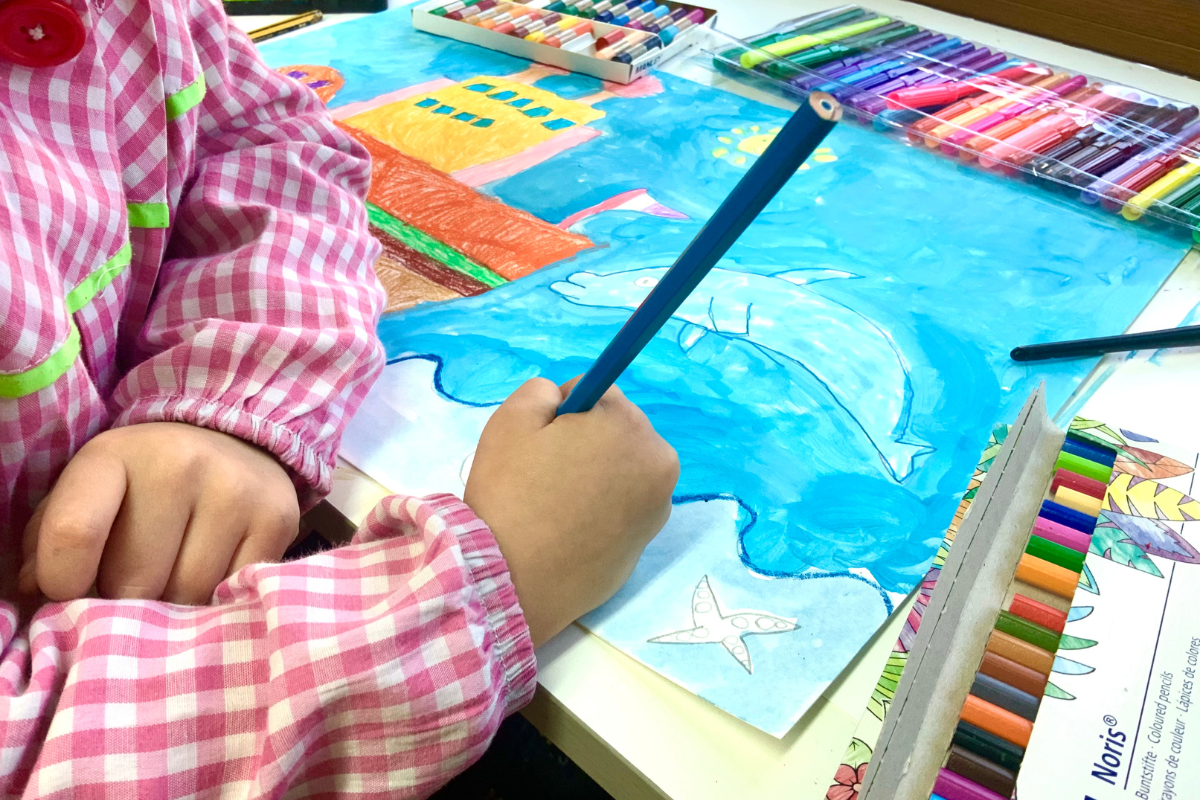 Niña/o haciendo un dibujo